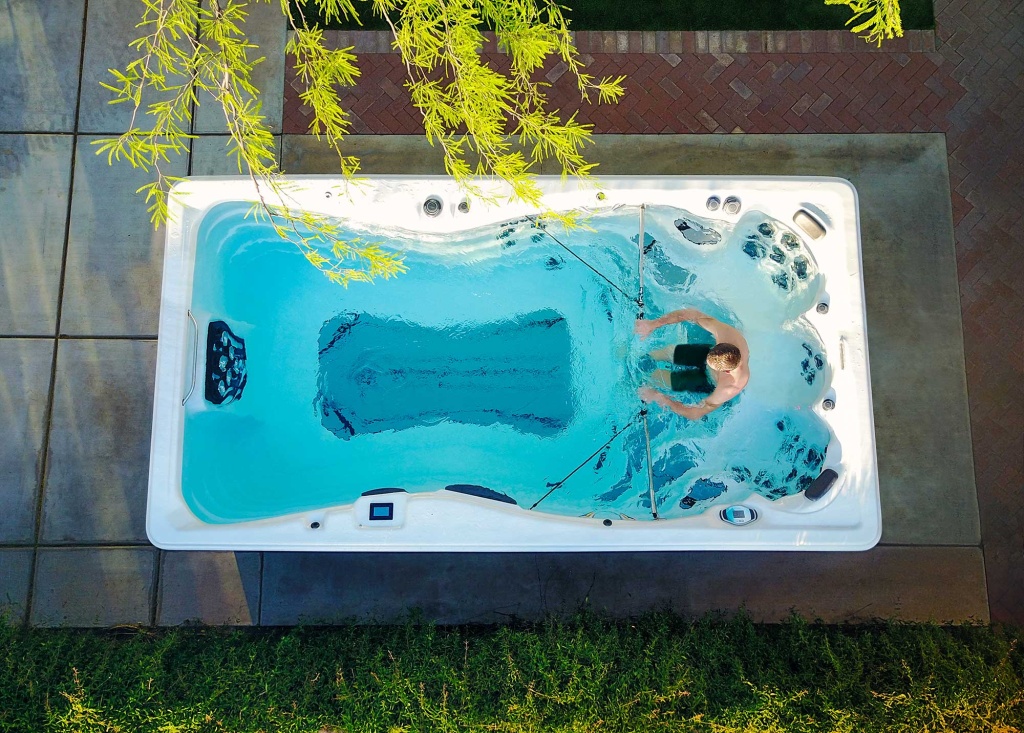 2019_H2X_Challenger15_lifestyle_bckyrd_install_DJI_0007_WEB_FRIENDYL.jpg спа24_плавательные_спа_бассейны_с_противотоком